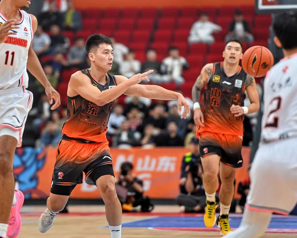 山东男篮客场不敌广东队不意外,邱彪说CBA十一冠王值得学习