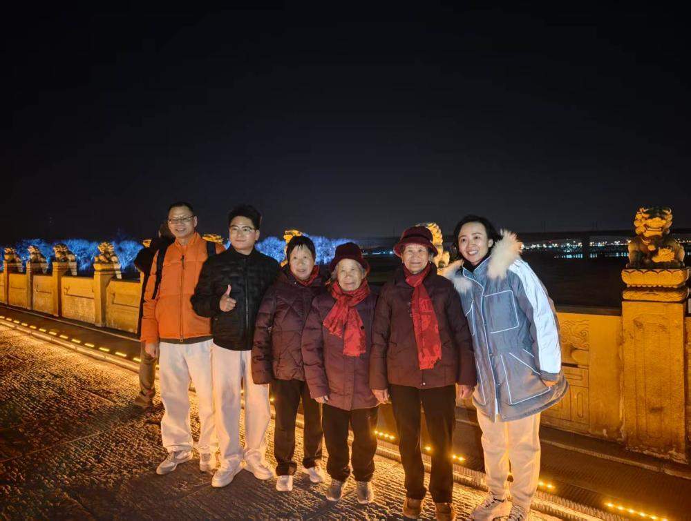 临沂小伙一家受邀夜游宛平城：母亲满足的笑容比任何光影都要亮