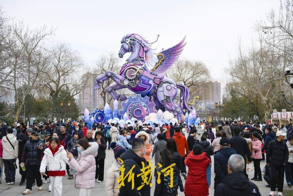 大明湖“机械马”花灯走红 科技感点亮泉城新春