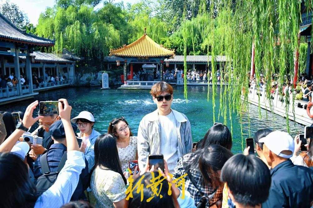 泉水游受热捧，国庆首日趵突泉游人如织
