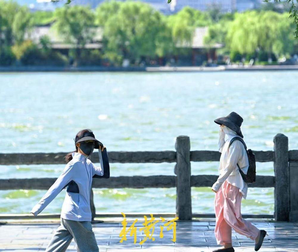 泉城迎大风天气，大明湖畔游人迎风赏湖享别样风光