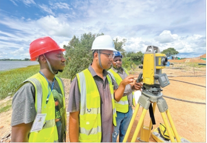 中国建设者新春坚守非洲卢阿普拉河畔 钢索