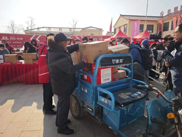 刘强东老家村民“提前过年”：领钱后像做梦似的