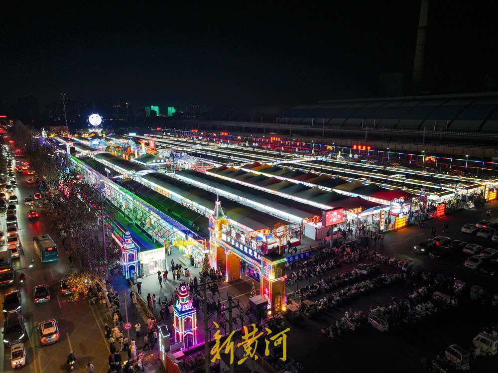 “财神”夜游送福 烟火环联喜开年