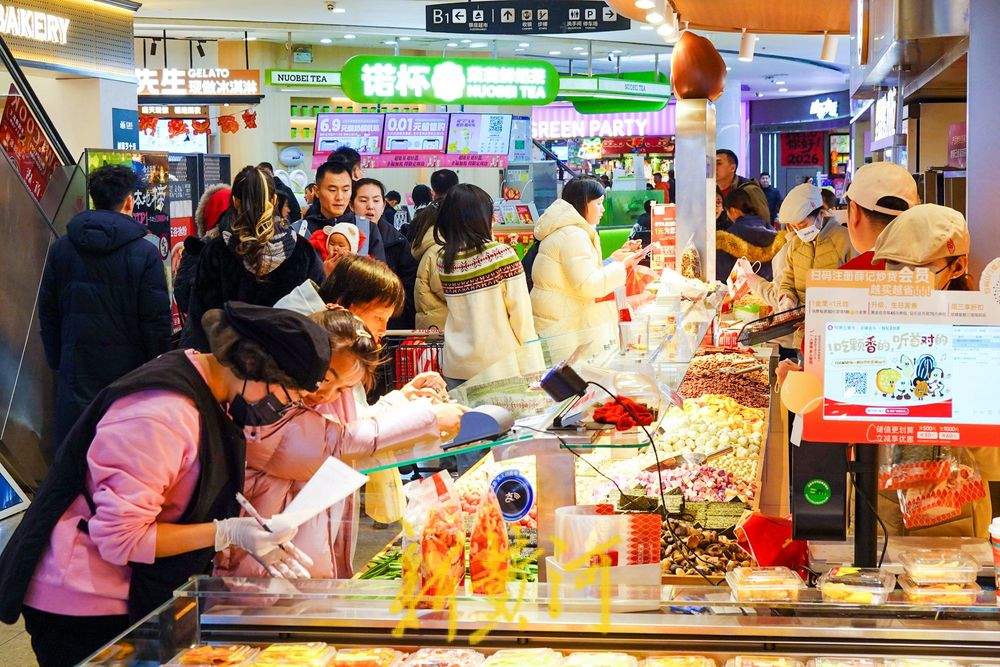 除夕济南商场人气足需求旺 年货经济带动消费热潮