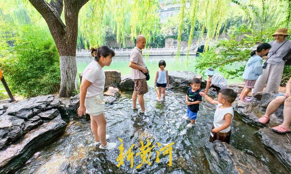 清泉叠瀑引客来 济南环城公园成夏日清凉驿站