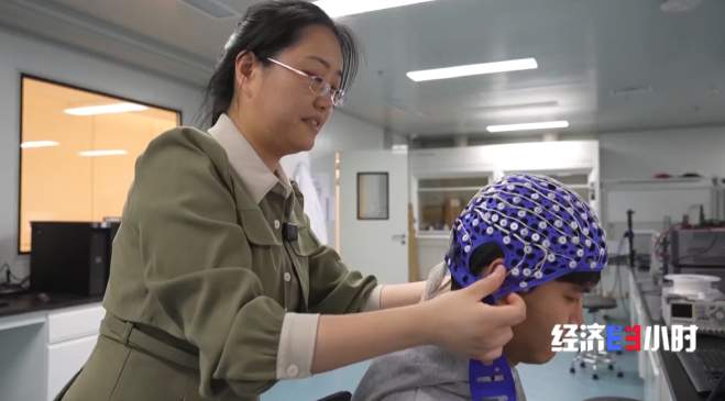 17岁女生实习时晕倒摔断4颗牙 8万多医疗费由谁承担?