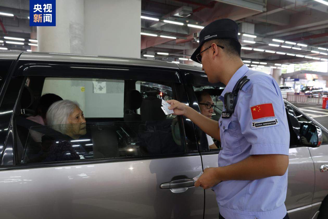 港珠澳大桥珠海公路口岸出境“货兼客”通道正式启用