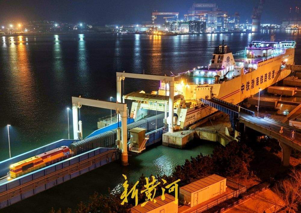 渤海海峡上演碧波上的春运