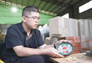 高位截瘫仍笑对人生 他在轮椅上“雕刻”新的人生