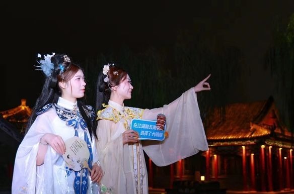 “明湖花月夜·澜影见月圆”沿湖情景演艺