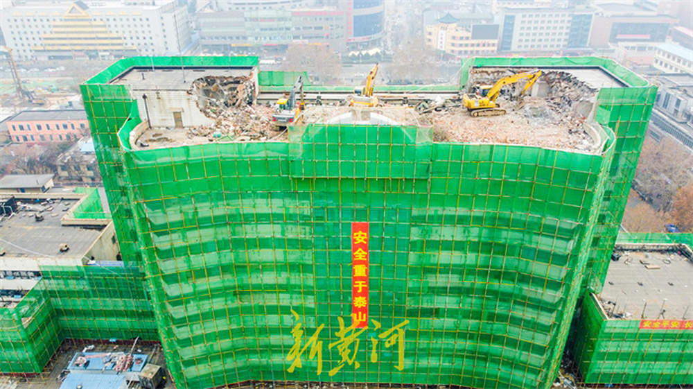 天龙大厦防护层“穿戴”到位，内部“掏空”逐层破拆