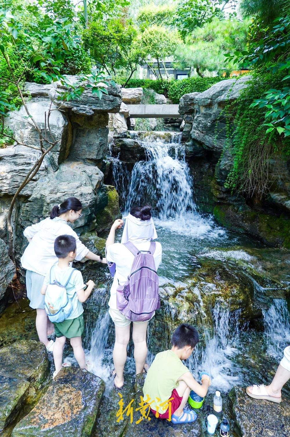 清泉叠瀑引客来 济南环城公园成夏日清凉驿站