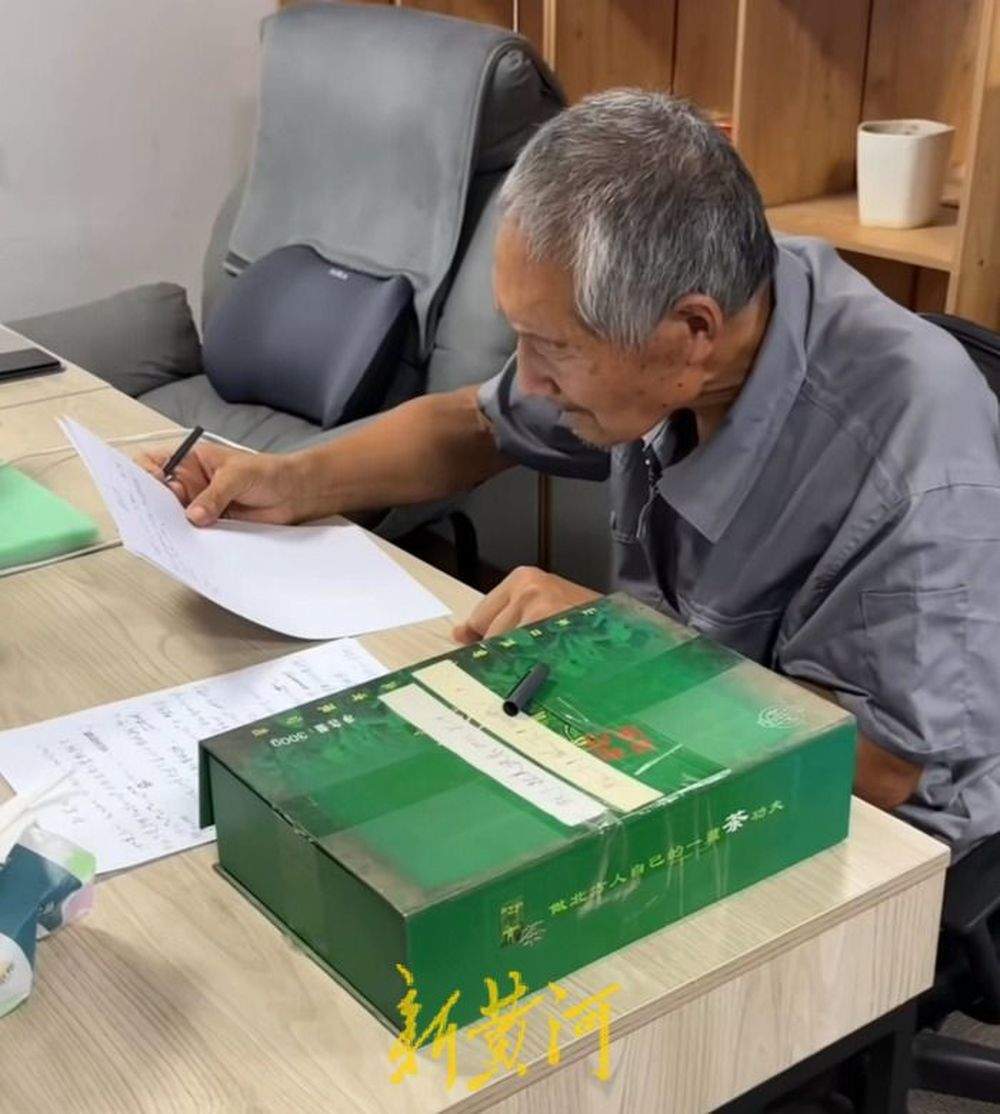 9平方米地下室藏着“数学宇宙”，烟台72岁保洁爷爷的半生坚守：扫净尘埃，仰望星空