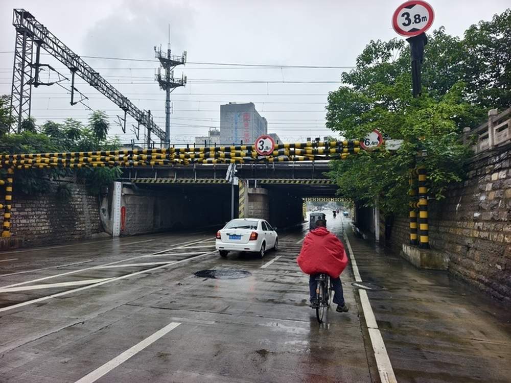 济南早高峰遇雨,天桥区10座下穿式铁路桥下无积水,车辆行人通行顺畅
