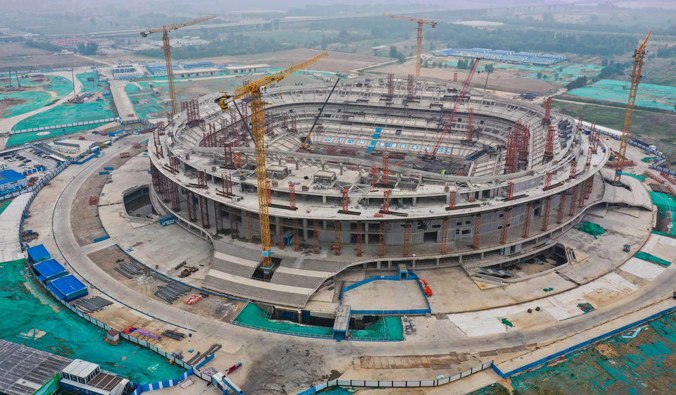 济南黄河体育中心足球场正加盖钢结构顶棚