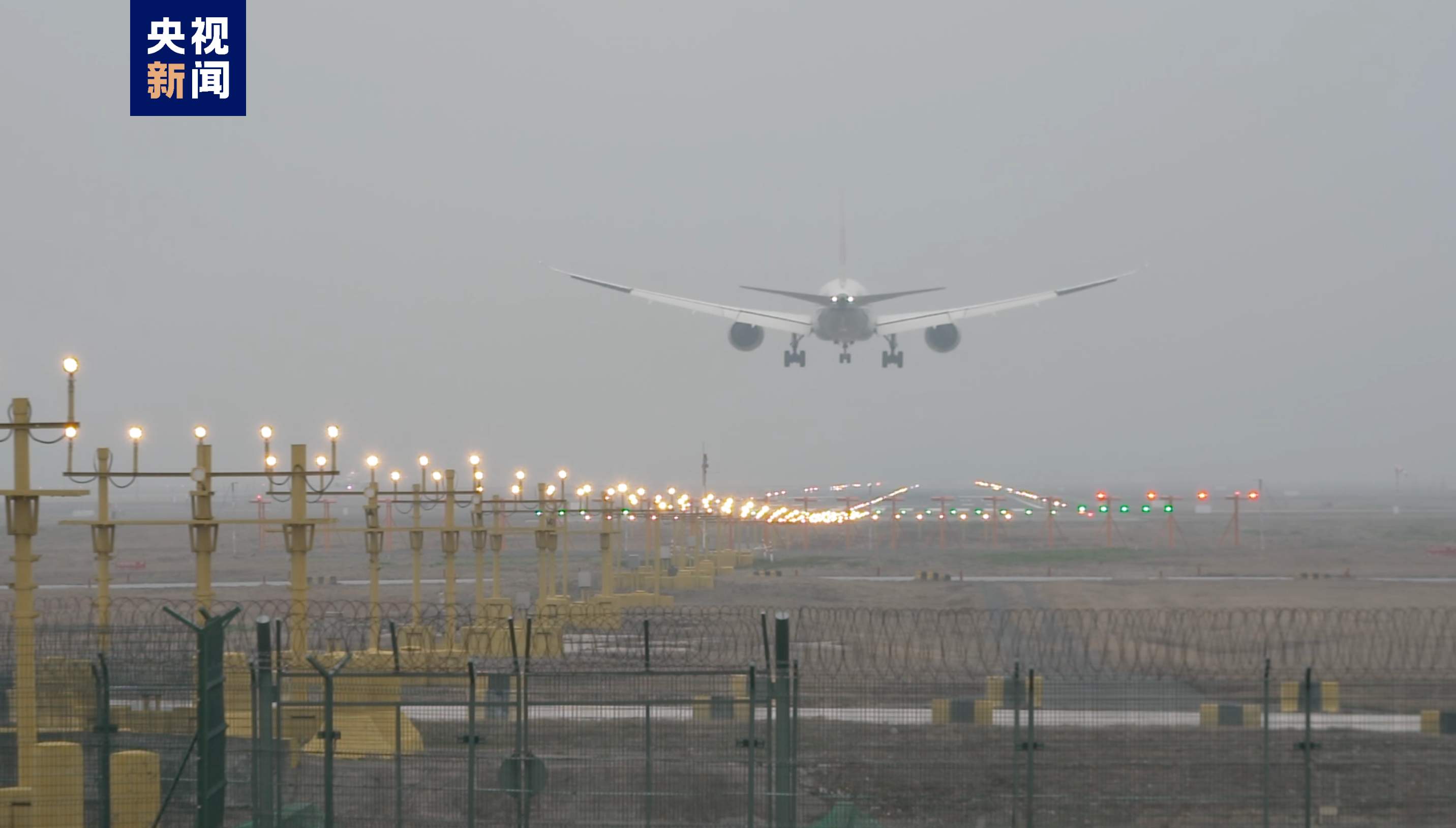 上海机场迎来出港客流高峰 优化服务改善出行体验