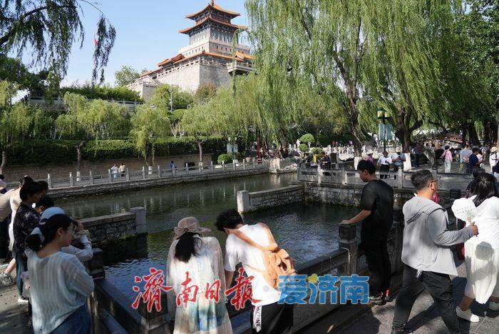 一年四季 泉在济南丨济南迎来高温天气 市民游客泉畔觅清凉