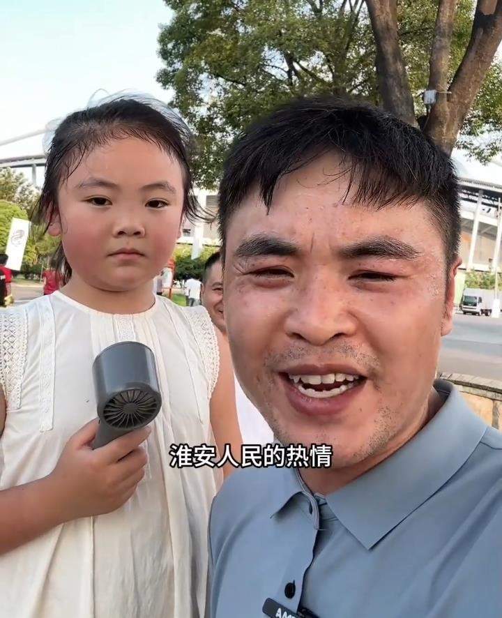 感动全网的“外卖箱宝宝”7岁了，父亲带着她现场为苏超加油：常州的笔画找回来了