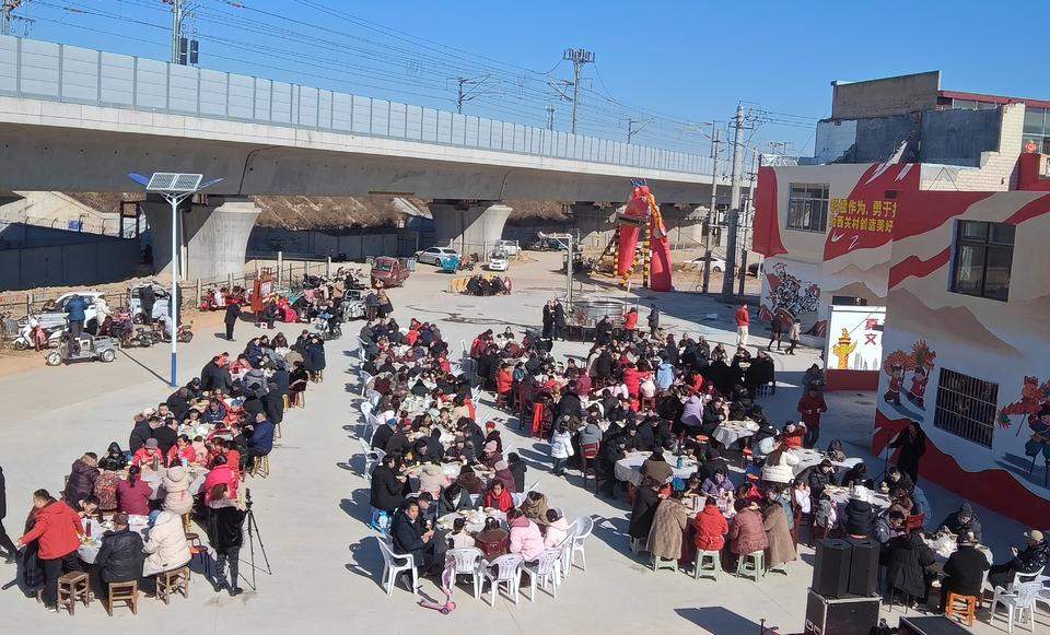 济南西关摆千人大锅宴，村民们也要吃分红的“大锅菜”