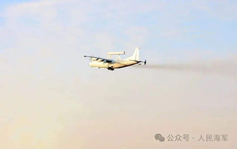 春节首飞，战鹰振翅巡海天！