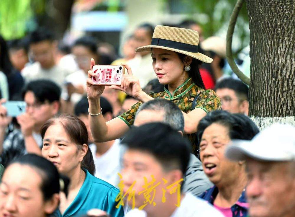 国庆中秋假期首日，济南30家景区共接待游客42.53万人次，同比增长8.35%