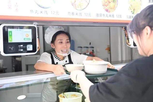 在毕业典礼上爆火的食堂阿姨，紧急打假！