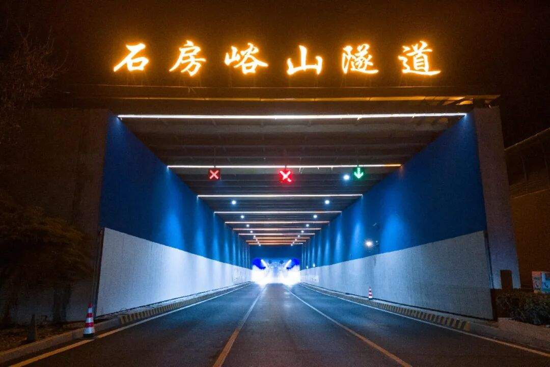 济南隧道里多了块“守护板” ！