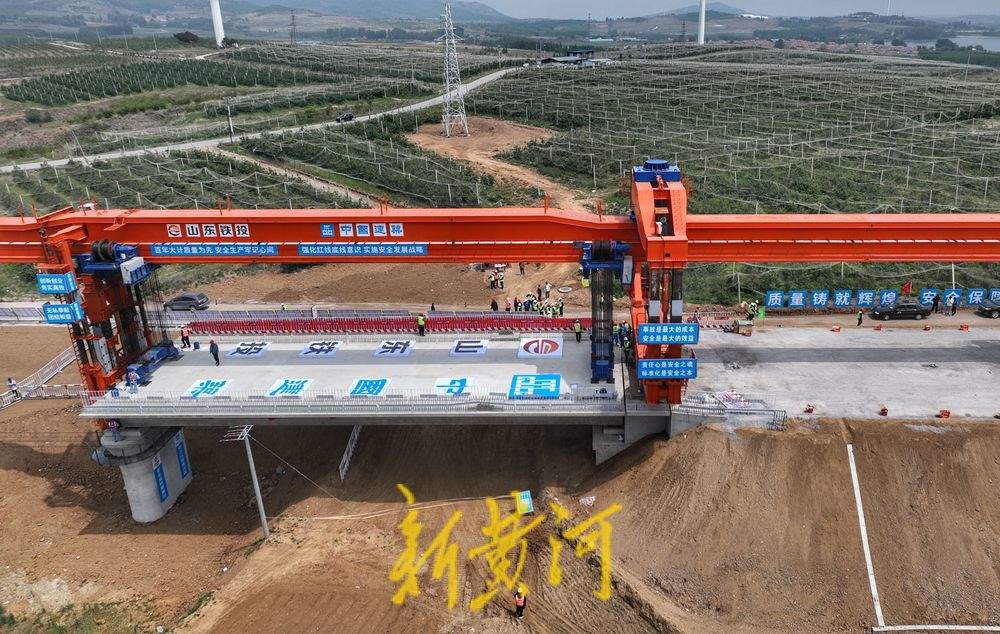 潍宿高铁至青岛连接线首孔箱梁架设完成