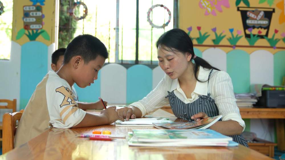 黑板前的你｜守护山村小学23年的“全能老师”