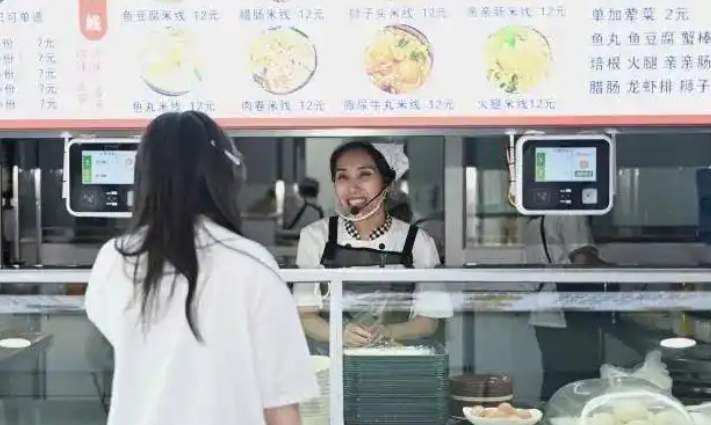 在毕业典礼上爆火的食堂阿姨，紧急打假！