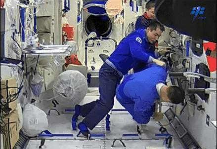 航天员在太空如何量体重 亿点点物理知识和科技手段