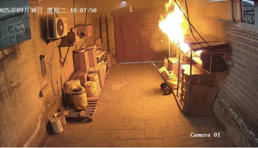 “建议拆完快递的纸箱立马扔掉”火上热搜，网友：再也不敢囤了