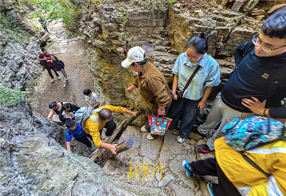 “泉”在济南享金秋｜游客在龙洞风景区“一线天”感受山崖险峻