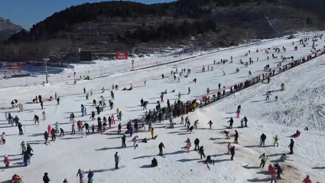 济南今冬初雪带动冬游热,“冰雪+”多点开花