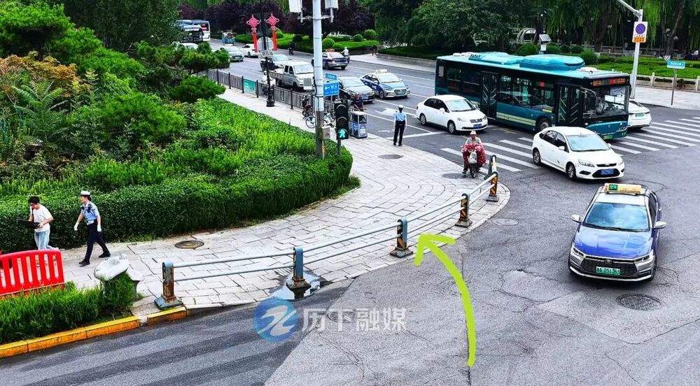 济南历下交警对东门桥路口开展交通微改造