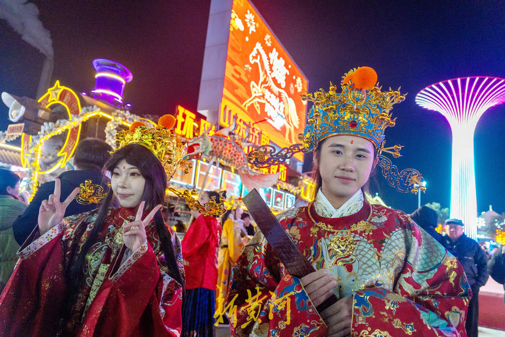 “财神”夜游送福 烟火环联喜开年