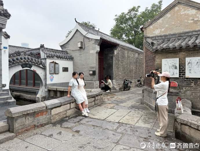 大明湖畔“簪花热”退，“旗袍风”起