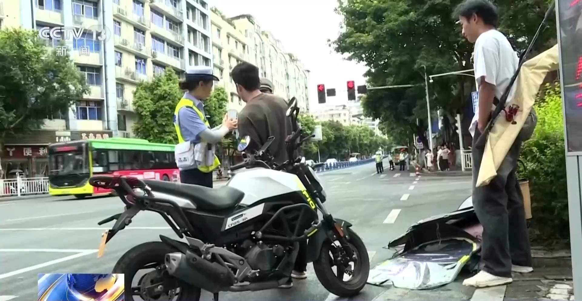 电动自行车加装车篷致事故频发 多地开展专项整治