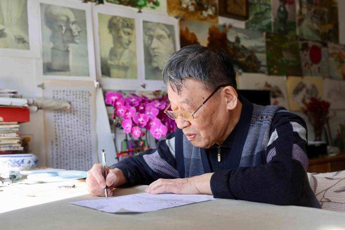 济南八旬老人 用画笔记录家乡变化