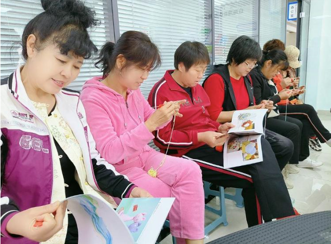 拿起了钩针，就成了最接地气的传承者