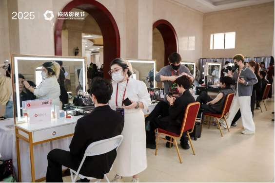 专业化妆师品牌IORE瑷亦亮相横店,以“影视级底妆”树立行业新标准