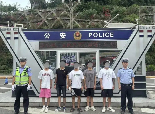 又见五人“叠罗汉”,共享电单车不能“共享”!