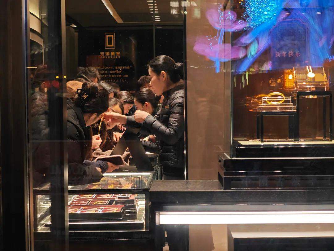 排队买！蛇年“理财爱马仕”又涨了，业内提醒：投资谨慎