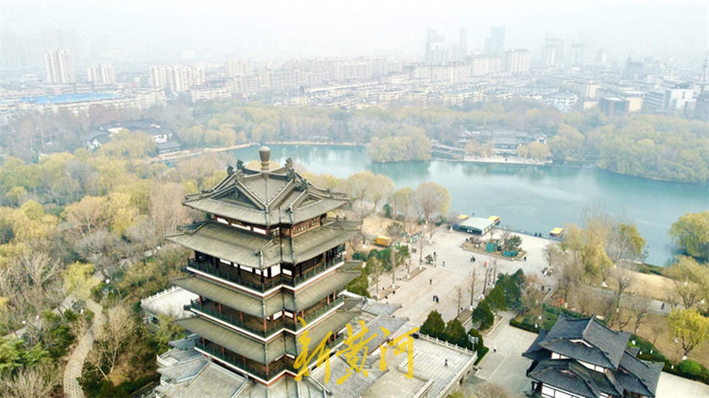 冬日大明湖：雾锁湖光，柳染冬韵