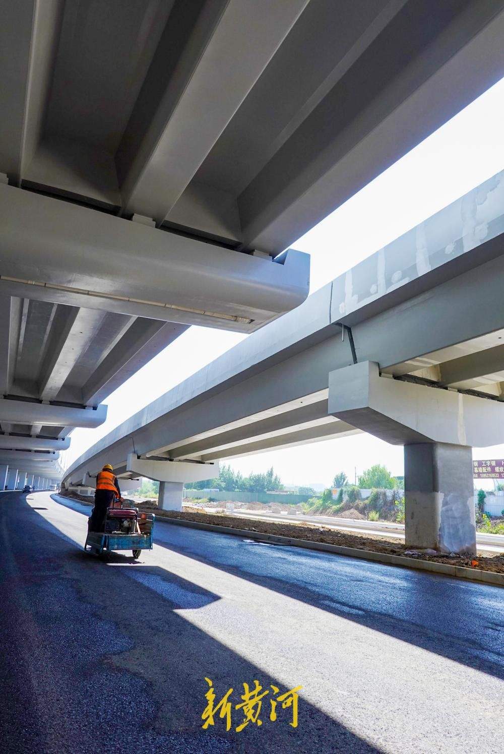 济南工业北路快速路东延段建设推进，高架下方道路换新颜