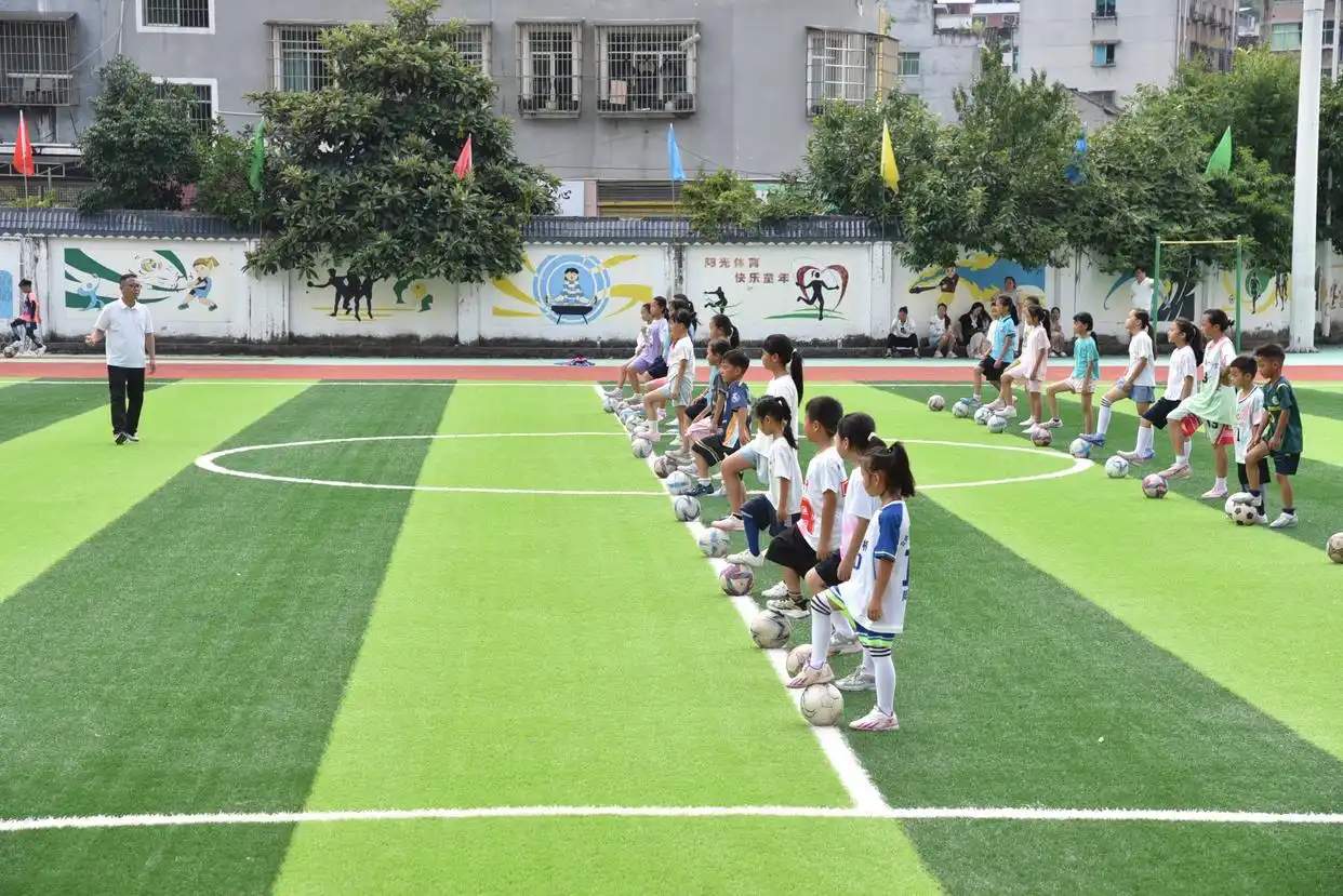 时政微观察丨培养全面发展的时代新人