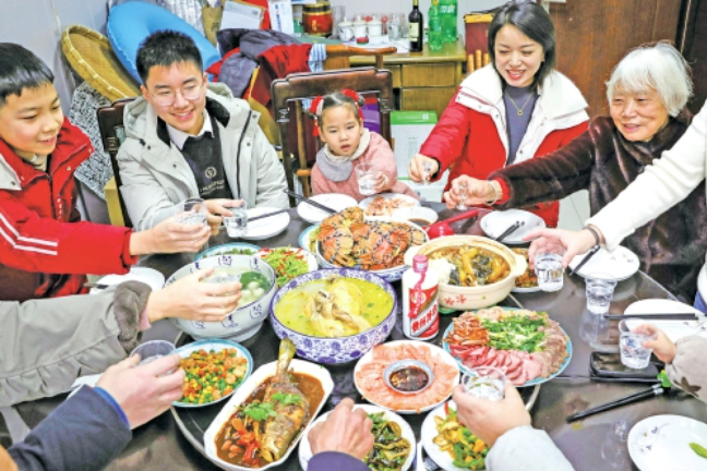 万家灯火守岁时 热气腾腾团圆年——全国各地群众欢度马年除夕