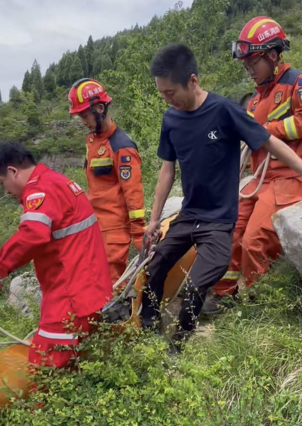 济南章丘九鼎山突发坠崖险情，多方协作3小时紧急营救