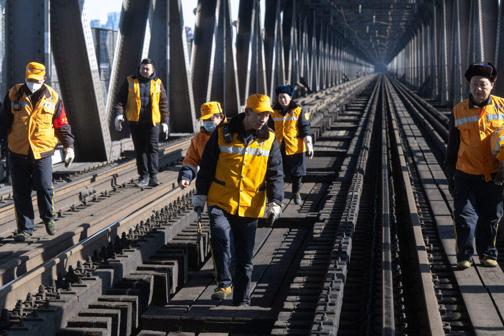 “万里长江第一桥”的“养护人”: 每天差一毫米也不行